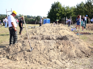 Sírásó verseny a temetőben - fotó: Sándor Judit