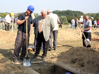 Sírásó verseny a temetőben - fotó: Sándor Judit