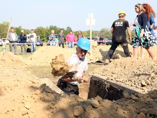 Sírásó verseny a temetőben - fotó: Sándor Judit