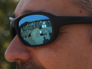 Sírásó verseny a temetőben - fotó: Sándor Judit