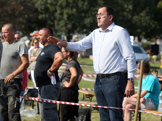 Sírásó verseny a temetőben - fotó: Sándor Judit