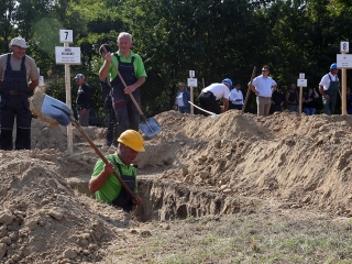 Sírásó verseny a temetőben - fotó: Sándor Judit