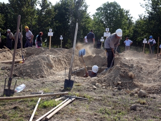Sírásó verseny a temetőben - fotó: Sándor Judit