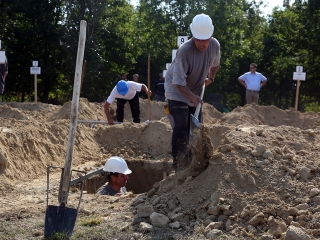 Sírásó verseny a temetőben - fotó: Sándor Judit