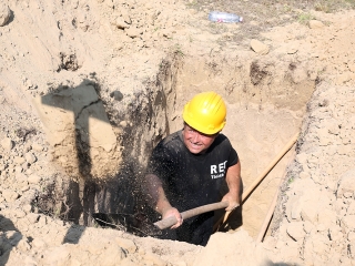 Sírásó verseny a temetőben - fotó: Sándor Judit