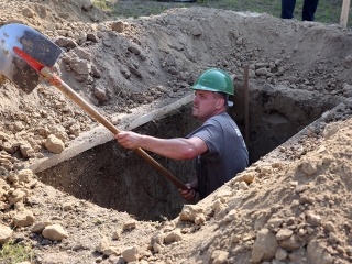 Sírásó verseny a temetőben - fotó: Sándor Judit