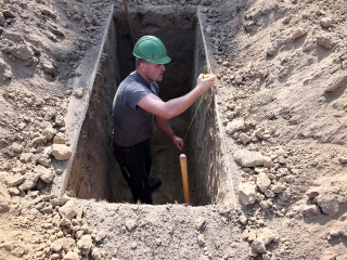 Sírásó verseny a temetőben - fotó: Sándor Judit