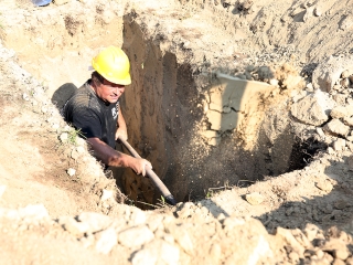 Sírásó verseny a temetőben - fotó: Sándor Judit