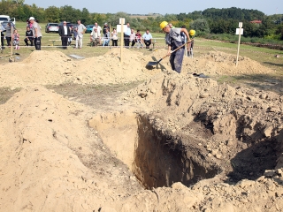 Sírásó verseny a temetőben - fotó: Sándor Judit