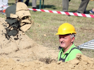 Sírásó verseny a temetőben - fotó: Sándor Judit