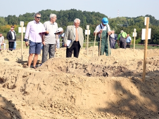 Sírásó verseny a temetőben - fotó: Sándor Judit