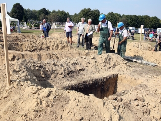 Sírásó verseny a temetőben - fotó: Sándor Judit