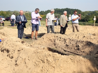 Sírásó verseny a temetőben - fotó: Sándor Judit