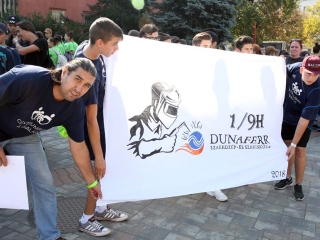 Centrumban a család - fotó: Sándor Judit