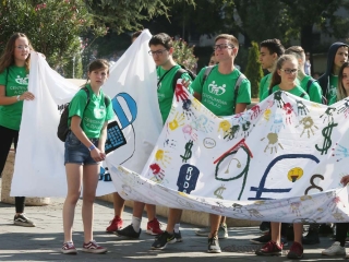 Centrumban a család - fotó: Sándor Judit