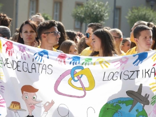 Centrumban a család - fotó: Sándor Judit