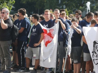 Centrumban a család - fotó: Sándor Judit