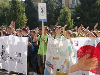 Centrumban a család - fotó: Sándor Judit