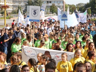 Centrumban a család - fotó: Sándor Judit