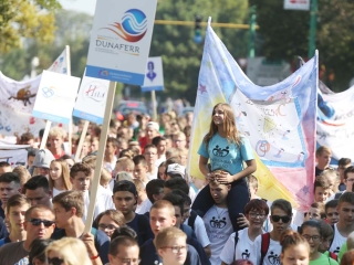 Centrumban a család - fotó: Sándor Judit