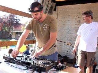 Centrumban a család - fotó: Sándor Judit