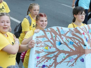 Centrumban a család - fotó: Sándor Judit