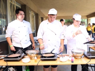 Centrumban a család - fotó: Sándor Judit