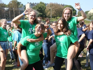 Centrumban a család - fotó: Sándor Judit