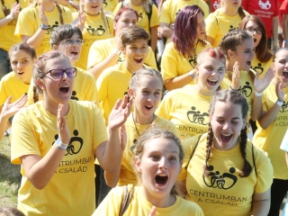 Centrumban a család - fotó: Sándor Judit