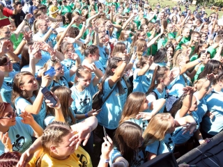 Centrumban a család - fotó: Sándor Judit