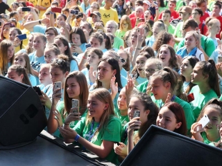 Centrumban a család - fotó: Sándor Judit