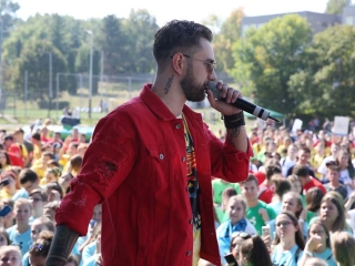 Centrumban a család - fotó: Sándor Judit