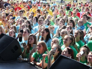 Centrumban a család - fotó: Sándor Judit