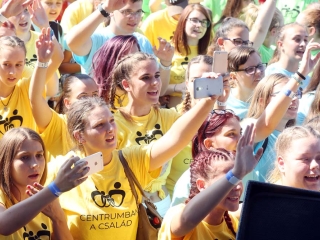 Centrumban a család - fotó: Sándor Judit