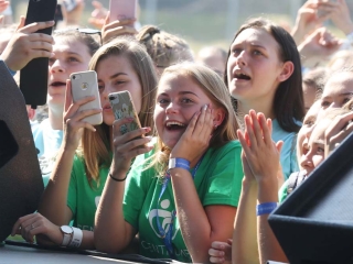 Centrumban a család - fotó: Sándor Judit