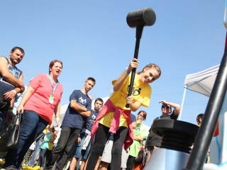 Centrumban a család - fotó: Sándor Judit
