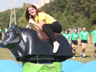 Centrumban a család - fotó: Sándor Judit