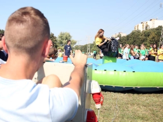 Centrumban a család - fotó: Sándor Judit