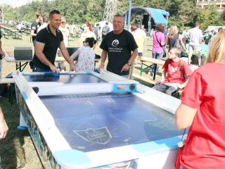 Centrumban a család - fotó: Sándor Judit