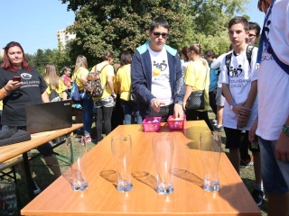 Centrumban a család - fotó: Sándor Judit