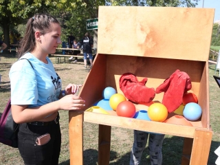 Centrumban a család - fotó: Sándor Judit