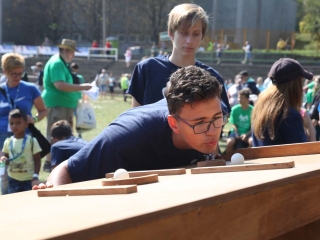 Centrumban a család - fotó: Sándor Judit