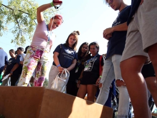 Centrumban a család - fotó: Sándor Judit