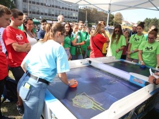 Centrumban a család - fotó: Sándor Judit