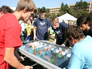 Centrumban a család - fotó: Sándor Judit