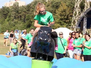 Centrumban a család - fotó: Sándor Judit