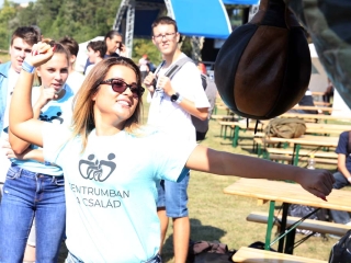 Centrumban a család - fotó: Sándor Judit