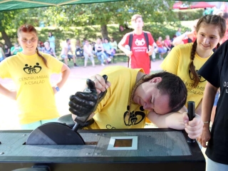 Centrumban a család - fotó: Sándor Judit