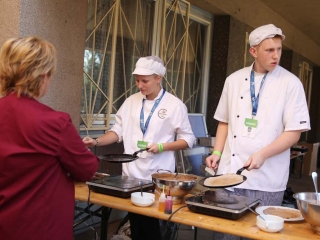 Centrumban a család - fotó: Sándor Judit