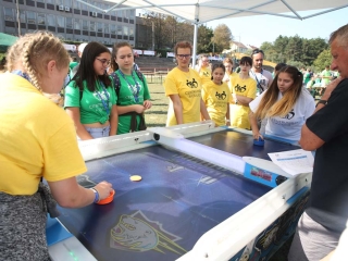 Centrumban a család - fotó: Sándor Judit